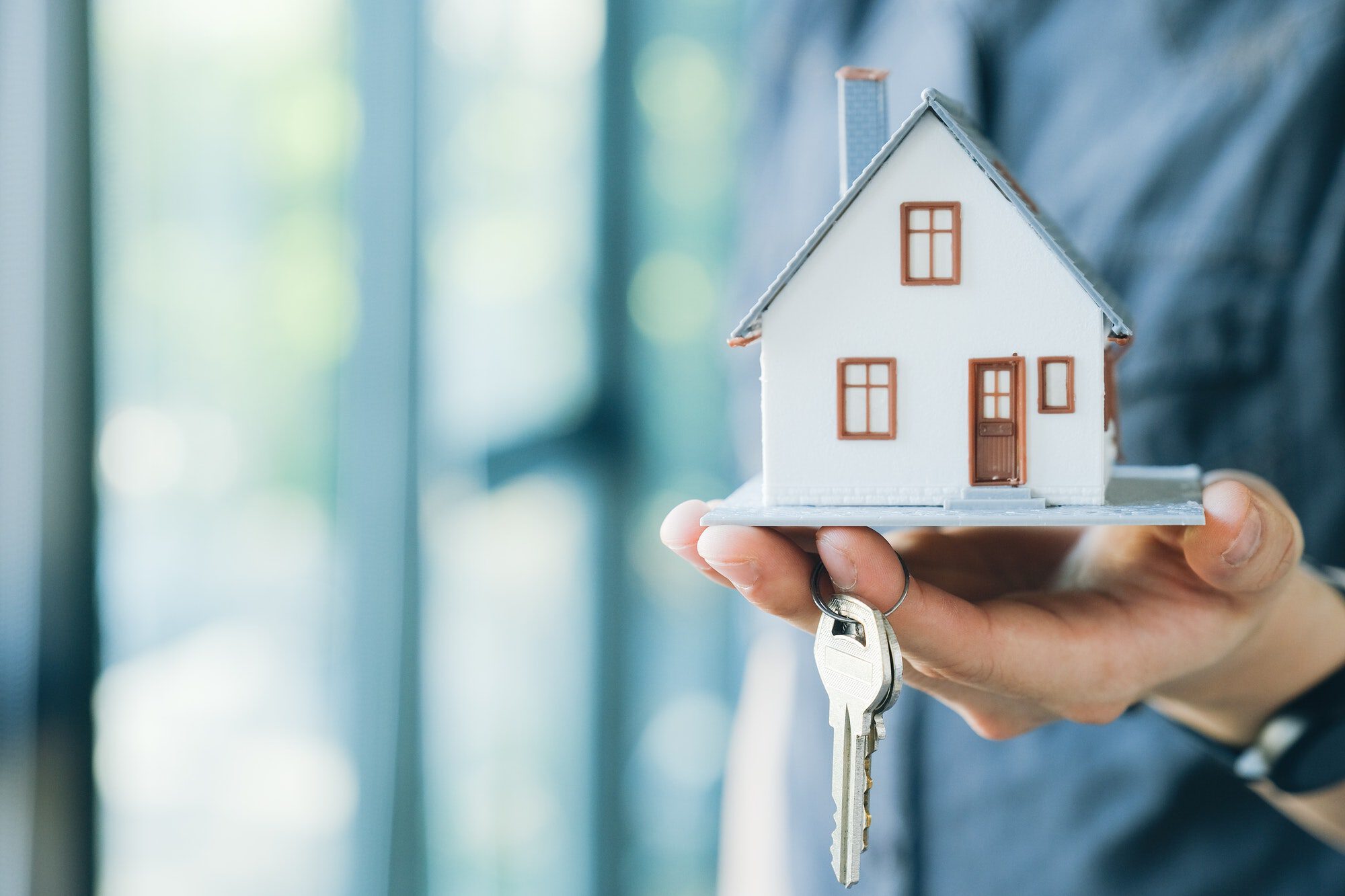 Hausmodell und Schlüssel als Symbol für schlüsselfertiges Bauen
